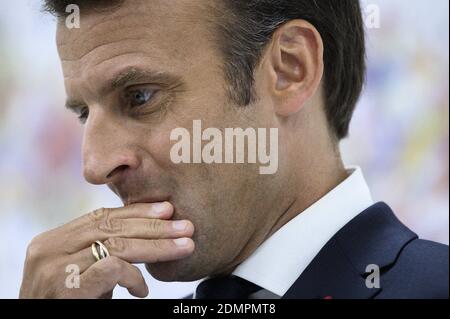 Datei Foto vom 29. Juni 2019 von Frankreichs Präsident Emmanuel Macron Gesten und spricht während einer Pressekonferenz am Rande des G20-Gipfels in Osaka. Frankreichs Präsident Emmanuel Macron hat sich für Covid-19 positiv getestet, sagt sein Büro. Der 42-Jährige hat nach Auftreten der Symptome einen Test gemacht und wird sich nun sieben Tage lang isolieren, teilte der Elysee-Palast in einer Erklärung mit. Macron ist "immer noch verantwortlich" für die Führung des Landes und wird aus der Ferne arbeiten, sagte ein Beamter. Foto von Eliot Blondt/ABACAPRESS.COM Stockfoto