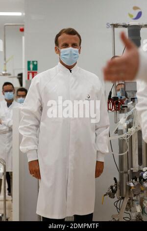 Datei Foto vom 16. Juni 2020 des französischen Präsidenten Emmanuel Macron, trägt eine schützende Gesichtsmaske, spricht mit Forschern, während er ein Labor für industrielle Entwicklung in der französischen Apotheke Impfeinheit Sanofi Pasteur Werk in Marcy-l'Etoile, in der Nähe von Lyon, Frankreich besucht. Frankreichs Präsident Emmanuel Macron hat sich für Covid-19 positiv getestet, sagt sein Büro. Der 42-Jährige hat nach Auftreten der Symptome einen Test gemacht und wird sich nun sieben Tage lang isolieren, teilte der Elysee-Palast in einer Erklärung mit. Macron ist "immer noch verantwortlich" für die Führung des Landes und wird aus der Ferne arbeiten, sagte ein Beamter. Foto von Gonzalo Fu Stockfoto