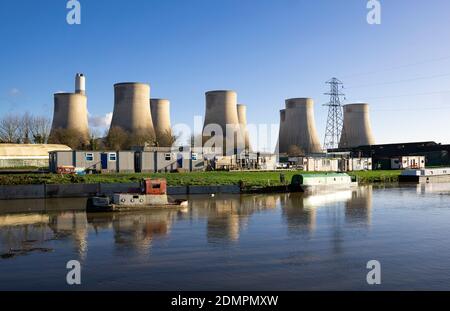 Kraftwerk in der Nähe einer Marina Stockfoto