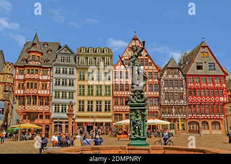 Fachwerk und die Statue der Dame Justice auf dem Römerberg in der Altstadt von Frankfurt am Main, Hessen, Deutschland. Stockfoto