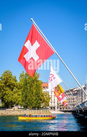 A Mouettes Genevoises Wasserbus und die Schweizer Flagge in Genf. Stockfoto