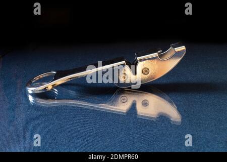 Das Schärfen des Messers aus Stählen ruht nach der Wende blau der Tisch mit Spiegelung. Küchenzubehör auf schwarzem Hintergrund Stockfoto