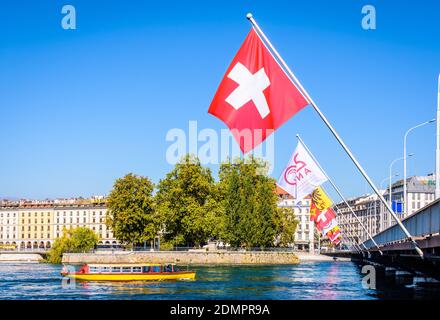 A Mouettes Genevoises Wasserbus und die Schweizer Flagge in Genf. Stockfoto