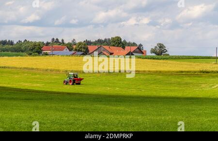 Idyllische ländliche Landschaft mit Traktor rund um Wiesenfelden im Bayerischen Wald im Sommer Stockfoto