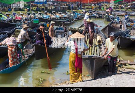Langboote besuchen Sie Nam Pan 5 Tage Markt, Inle See, Shan Staat, Myanmar (Birma), Asien im Februar Stockfoto