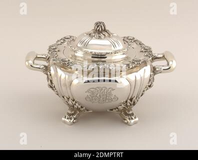 Chrysantheme, Tiffany & Company, amerikanisch, gegründet 1853, Silber, Squat Kugelform graviert mit Blattmonogramm 'RMA', mit Aussaat, gewellter Rand, zwei quadratische, gebogene horizontale Griffe mit Blattdekor; Basis mit vier Blattfüßen; gewölbter und rückförmiger Deckel mit Blütenknospe., New York, New York, USA, ca. 1893, Metallarbeiten, Dekorative Künste, Zucker Schüssel und Deckel, Zucker Schüssel und Deckel Stockfoto