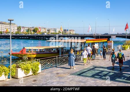 Passagiere stehen in der Schlange, um in Genf einen Mouettes Genevoises Wasserbus zu besteigen. Stockfoto