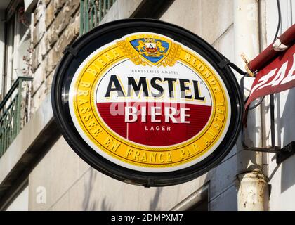 Amstel Schild vor einem Café in Bayonne, Frankreich Stockfoto