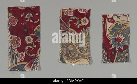 Chintz Fragmente, Medium: Baumwolle Technik: Beizmittel für 2 Rot und Lila mit Pinsel oder Stift aufgetragen; Chintz auf Leinwandbindung, drei Fragmente desselben Stoffes mit Teilen einer Kartusche auf rotem Grund., Indien, 18. Jahrhundert, bedruckte, gefärbte & bemalte Textilien, Chintz-Fragmente Stockfoto