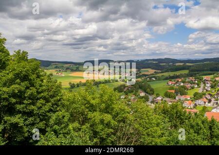 Sonnige Luftlandschaft rund um Schloss Falkenstein im Bayerischen Wald Im Sommer Stockfoto