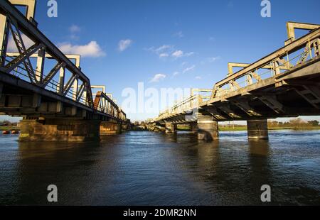 Zwei Eisenbahnviadukte, die einen Fluss überqueren Stockfoto