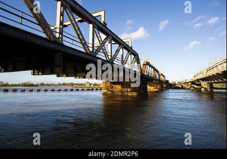 Zwei Eisenbahnviadukte, die einen Fluss überqueren Stockfoto