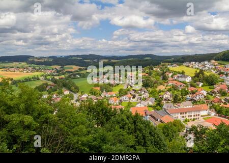 Sonnige Luftlandschaft rund um Schloss Falkenstein im Bayerischen Wald Im Sommer Stockfoto