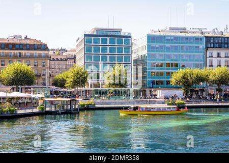 Ein Wasserbus von Mouettes Genevoises ist kurz vor dem Anlegeplatz am Molard Pier in Genf. Stockfoto