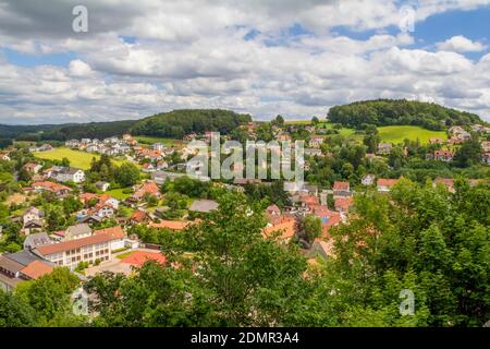 Sonnige Luftlandschaft rund um Schloss Falkenstein im Bayerischen Wald Im Sommer Stockfoto