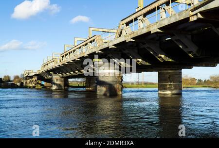 Zwei Eisenbahnviadukte, die einen Fluss überqueren Stockfoto