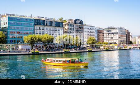 Ein Mouettes Genevoises Wasserbus verlässt den Molard Pier in Genf. Stockfoto