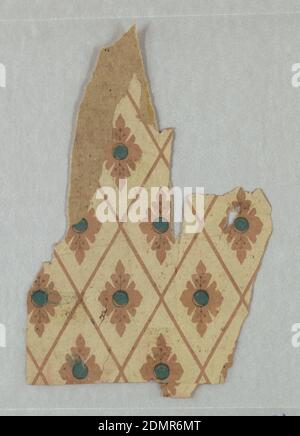 Seitenwand - Fragment, Maschinendruck auf Ingrain-Papier, Diamant-Windel-Design mit stilisiertem Blumenmotiv mit grüner Mitte im Rahmen eingeschlossen. Gedruckt auf Terracotta-Ingrainpapier., 1850–70, Wandbeläge, Sidewall - Fragment Stockfoto