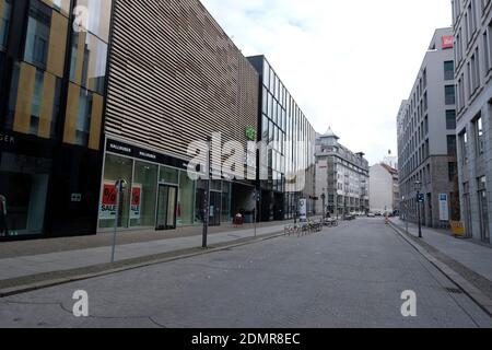 Leipzig, Deutschland. Dezember 2020. Blick in eine verlassene Straße beim Einkaufszentrum 'Höfe am Brühl' in der Innenstadt. Quelle: Sebastian Willnow/dpa-Zentralbild/ZB/dpa/Alamy Live News Stockfoto