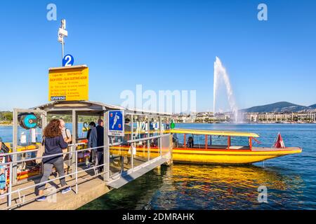 Passagiere ein- und Aussteigen eines Mouettes Genevoises Wasserbusses am Paquis Pier der M2-Linie in Genf. Stockfoto