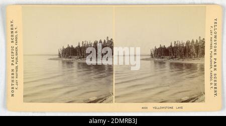 Sechsunddreißig ausgewählte Haynes Stereoskopische Ansichten des Yellowstone National Park, cremefarbener Karton, roter Papierlaminatkarton (Karton) mit abnehmbarer Oberseite, mit gedrucktem schwarzem Text auf braunem Papier vorne, hinten und oben. Fasst 36 Stereobilder (Albumen-Silberdrucke) der wichtigsten landschaftlichen Ansichten des Yellowstone Parks auf cremefarbenem Karton., 1881–88, Ephemera, Box mit stereoskopischen Ansichten, Box mit stereoskopischen Ansichten Stockfoto