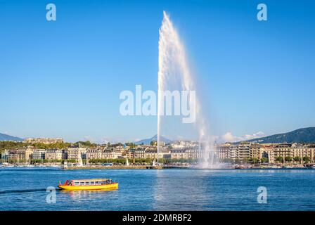 Ein Wasserbus von Mouettes Genevoises überquert die Bucht von Genf mit dem Wasserstrahlbrunnen Jet d'Eau. Stockfoto