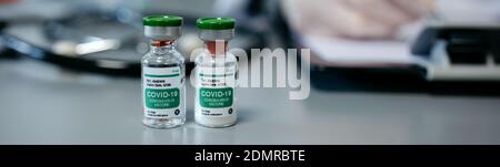 Zwei Fläschchen Coronavirus-Impfstoff auf einem Arzttisch Stockfoto