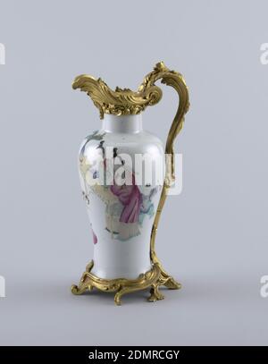 Vase montiert als Ewer, Porzellan, Glasschmelz, Gold, Baluster-förmige Vase mit ormolu Halterungen in Form von Ewer. Innenszene mit Figuren, Tieren, Porzellan und Blumen in Emaille-Überglasur in 'Famille Rose'-Farben., China (Vase), Frankreich (Reittiere), Mitte des 18. Jahrhunderts, Keramik, Dekorative Kunst, Ewer, Ewer Stockfoto