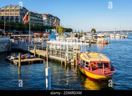 A Mouettes Genevoises Wasserbus, der an der Landung der M1-Linie in der Paquis-Anlegestelle in Genf festgemacht ist. Stockfoto