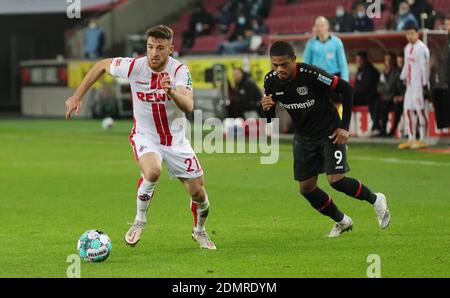 Stadt Köln, Deutschland. 16. Dez 2020. firo: 16.12.2020, Fußball, 1. Bundesliga, Saison 2020/2021, 1. FC Köln - Bayer 04 Leverkusen 0: 4 Salih OZCAN, Köln links gegen BAILEY Credit: Ralf Ibing/firo Sportphoto/Pool / use worldwide/dpa/Alamy Live News Stockfoto