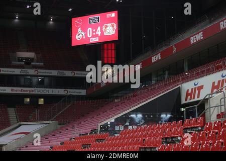 Stadt Köln, Deutschland. 16. Dez 2020. firo: 16.12.2020, Fußball, 1. Bundesliga, Saison 2020/2021, 1. FC Köln - Bayer 04 Leverkusen 0: 4 Videowand mit Endergebnis Kredit: Ralf Ibing/firo Sportfoto/Pool zur weltweiten Nutzung/dpa/Alamy Live News Stockfoto