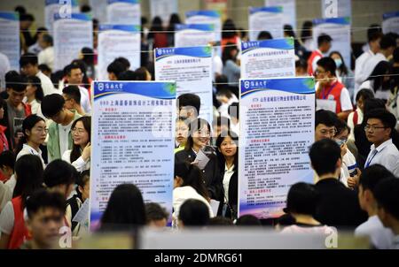 (201217) -- PEKING, 17. Dezember 2020 (Xinhua) -- Absolventinnen und Absolventen besuchen eine Jobmesse an der Hainan Universität in Haikou, südchinesische Provinz Hainan, 25. Oktober 2020. Das Jahr 2020 ist ein Wendepunkt, an dem China den Plan für den Zeitraum 2016-2020 aufarbeitet und sich auf seinen nächsten Masterplan vorbereitet. Im Jahr 2020 verstärkte China seine Bemühungen, schwache Verbindungen in Bezug auf die Lebensgrundlagen der Menschen zu stärken. Eine Reihe von Maßnahmen wurde eingeführt, um die Sorgen der Menschen in den Bereichen Beschäftigung, Bildung, medizinische Grundversorgung, Altenpflege, Wohnen, öffentliche Dienstleistungen usw. zu berücksichtigen (Xinhua/Guo Cheng). Stockfoto