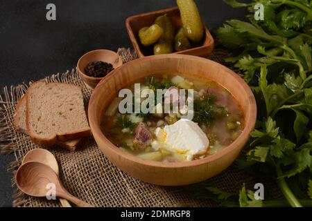 Suppe mit Rinderfleisch, eingelegten Gurken und Perlgerste. Rassolnik: Traditionelle russische Küche Stockfoto