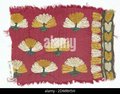 Fragment, Medium: Seidentechnik: Gestickt auf Leinwandbindung, roter Grundstoff mit Stickerei in gelb, grün und weiß im floralen Muster., Indien, 19. Jahrhundert, Stickerei & Stitching, Fragment Stockfoto