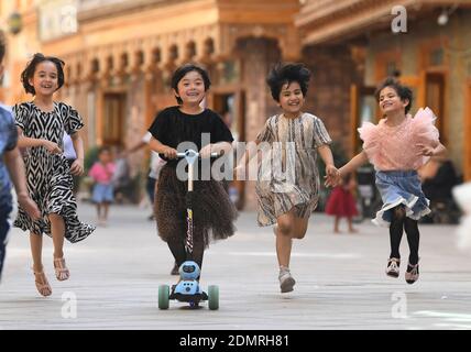 (201217) -- PEKING, 17. Dezember 2020 (Xinhua) -- Kinder haben Spaß in der "Dove Lane" in der Altstadt von Tuancheng in der Stadt Hotan, im Nordwesten Chinas Xinjiang Uygur Autonome Region, 27. Mai 2020. Das Jahr 2020 ist ein Wendepunkt, an dem China den Plan für den Zeitraum 2016-2020 aufarbeitet und sich auf seinen nächsten Masterplan vorbereitet. Im Jahr 2020 verstärkte China seine Bemühungen, schwache Verbindungen in Bezug auf die Lebensgrundlagen der Menschen zu stärken. Eine Reihe von Maßnahmen wurde eingeführt, um die Sorgen der Menschen in den Bereichen Beschäftigung, Bildung, medizinische Grundversorgung, Altenpflege, Wohnen, öffentliche Dienstleistungen usw. zu berücksichtigen (Xinhua/Sadat). Stockfoto