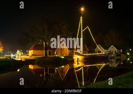 Kompletter restaurierter Kalkofen in der Nacht im Dezember Monat Mit einer Dekoration der Weihnachtslichter im Dorf Dedemsvaart die Niederlande Stockfoto