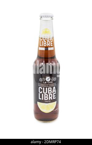 PULA, KROATIEN - 10. DEZEMBER 2020: Flasche Cuba Libre alkoholischer Cocktail. A. Le Coq ist der älteste und größte Getränkehersteller in Estland Stockfoto