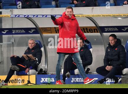 Hoffenheim. Dezember 2020. Julian Nagelsmann (2. L), Cheftrainer von Leipzig, reagiert während eines Bundesliga-Fußballspiels zwischen RB Leipzig und TSG 1899 Hoffenheim am 16. Dezember 2020 in Hoffenheim. Quelle: Xinhua/Alamy Live News Stockfoto