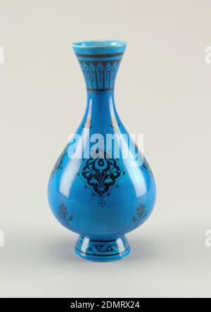 Flasche-förmige Vase, Minton Keramik Manufaktur, Englisch, gegründet 1796, Hartpaste Porzellan, Glaskeramik, kreisförmige Mund tapering in schlanken Hals Abfackeln zu ovalem Körper auf leicht abfackeln kreisförmigen Fuß. Glasiert tiefes Türkis mit schwarzer Arabeske Dekoration., England, 1870er Jahre, Keramik, Dekorative Kunst, Vase, Vase Stockfoto