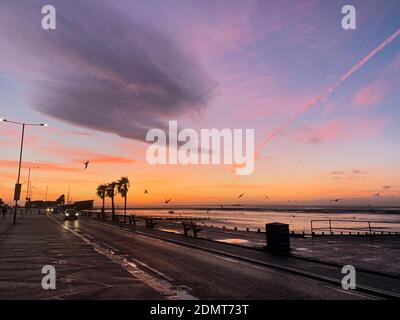 Fantastische Farben im Pre-Sunrise Sky über der Themse Mündung AS Gesehen von der Küste in Westcliff-on-Sea an einem Dezembermorgen mit Auto im Vordergrund Stockfoto