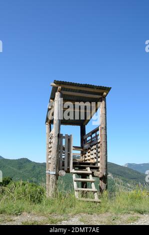 Ramshackle, hausgemachter oder hölzerner Aussichtsturm oder Schießplattform, die von Jägern zum Schießen von Wildschweinen oder Wildschweinen verwendet wird Stockfoto