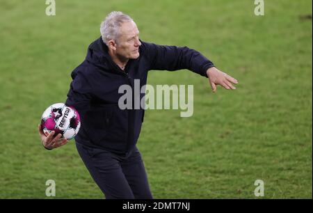 Gelsenkirchen, Deutschland. 16. Dez 2020. firo: 16.12.2020 Fuvuball: Fußball: 1. Bundesliga, Saison 2020/21 FC Schalke 04 - SC Freiburg 0: 2 Gesture, Christian Streich, mit Ball Credit: Jvºrgen Fromme/firoportsphoto/Pool / usage worldwide/dpa/Alamy Live News Stockfoto