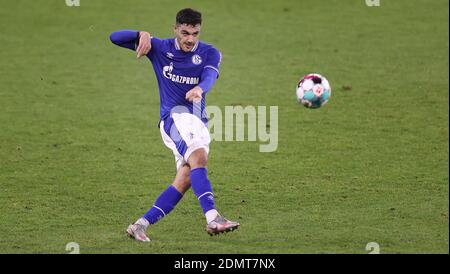 Gelsenkirchen, Deutschland. 16. Dez 2020. firo: 16.12.2020 Fuvuball: Fußball: 1. Bundesliga, Saison 2020/21 FC Schalke 04 - SC Freiburg 0: 2 Ozan Kabak, Einzelaktion Credit: Jvºrgen Fromme/firoportsphoto/Pool zur weltweiten Nutzung/dpa/Alamy Live News Stockfoto