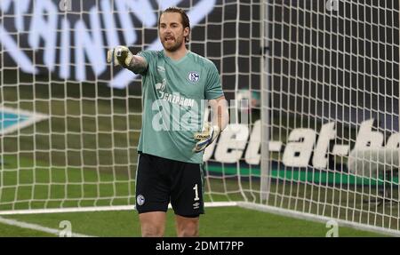 Gelsenkirchen, Deutschland. 16. Dez 2020. firo: 16.12.2020 Fuvuball: Fußball: 1. Bundesliga, Saison 2020/21 FC Schalke 04 - SC Freiburg 0: 2 Gesture, Ralf Fv§hrmann Credit: Jvºrgen Fromme/firoportsphoto/Pool zur weltweiten Nutzung/dpa/Alamy Live News Stockfoto