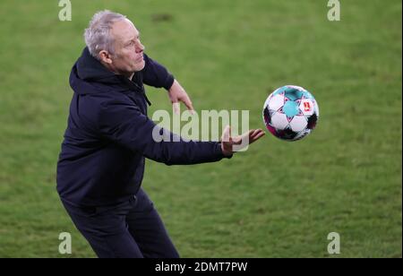 Gelsenkirchen, Deutschland. 16. Dez 2020. firo: 16.12.2020 Fuvuball: Fußball: 1. Bundesliga, Saison 2020/21 FC Schalke 04 - SC Freiburg 0: 2 Gesture, Christian Streich, mit Ball Credit: Jvºrgen Fromme/firoportsphoto/Pool / usage worldwide/dpa/Alamy Live News Stockfoto