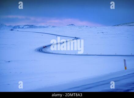 driving on icy road with snow in iceland Stockfoto