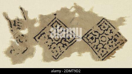 Fragment, Medium: Seide auf Leinen Technik: Bestickt, Fragment mit dunkelblauer Stickerei von drei Diamanten und Teil eines Medaillons., Ägypten, 14. Jahrhundert, Stickereien & Stitching, Fragment Stockfoto