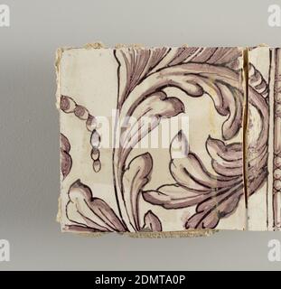 Wandverkleidungen, verzinntes Steingut, Unterglasur, zwei vertikale Rechtecke, 23 Kacheln hoch. A) neun Steine oben breit, sieben Steine unten breit. B) zehn und eineinhalb Fliesen breit., Arabesque Design von Laub. A) mit zentrierter Figur der Gerechtigkeit unter einem Baldachin. B) mit zentrierter Urne., evtl. Delft, Niederlande, evtl. Rotterdam, Holland, ca. 1725, Fliesen, Dekorative Kunst, Wandverkleidungen Stockfoto