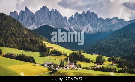 Schöne Aussicht auf Santa Magdalena, Val di Funes Stockfoto