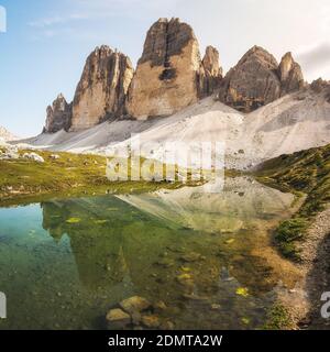 Die berühmten 3 Gipfel von lavaredo spiegeln sich im Wasser Stockfoto
